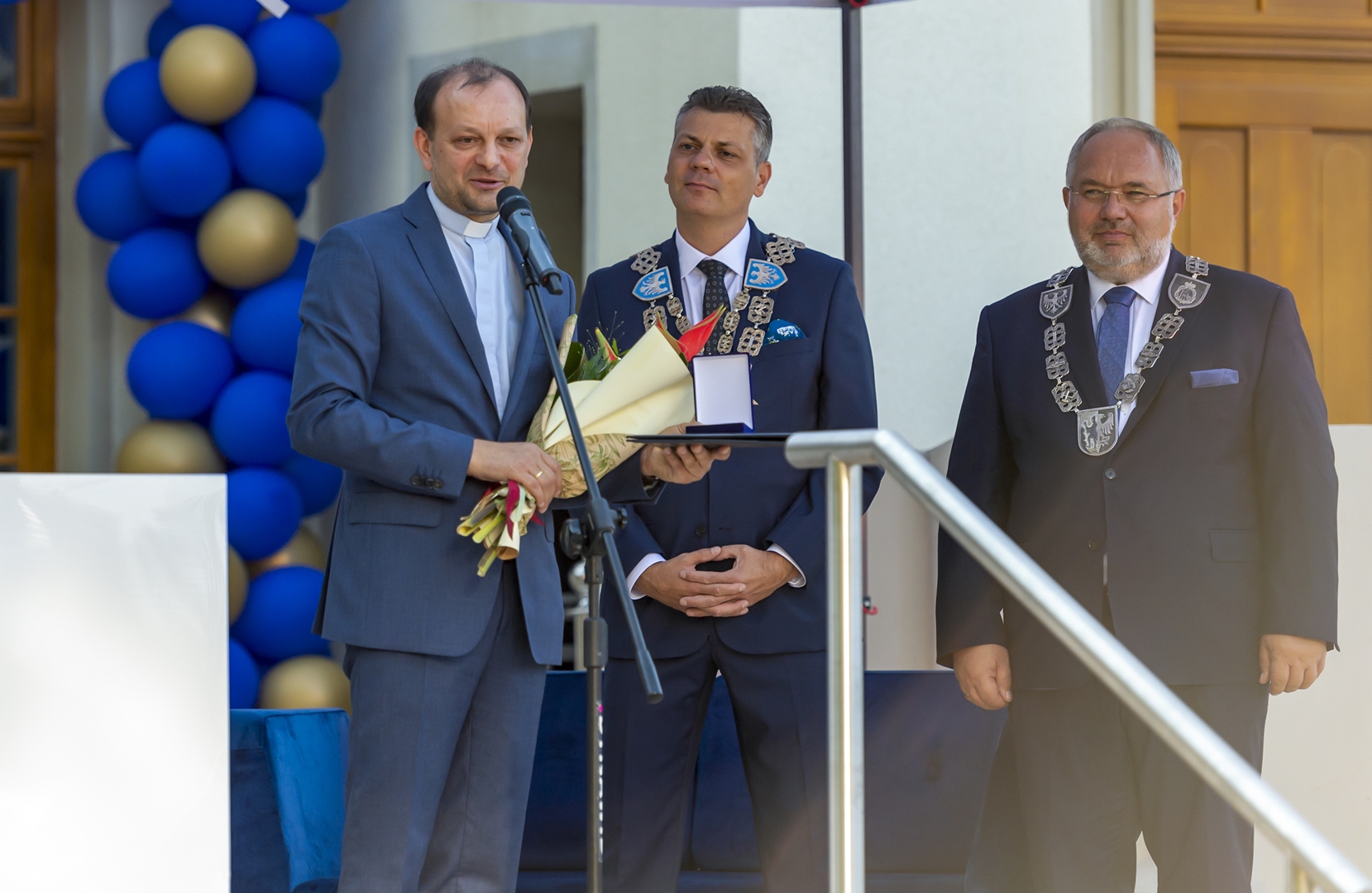 Miechowicki pałac odsłonił swoje piękno. Wręczenie Medalu Miasta Bytomia przez prezydenta Bytomia Mariusza Wołosza i przewodniczącego Rady Miejskiej w Bytomiu Mariusza Janasa laureatowi ks. Janowi Kurko